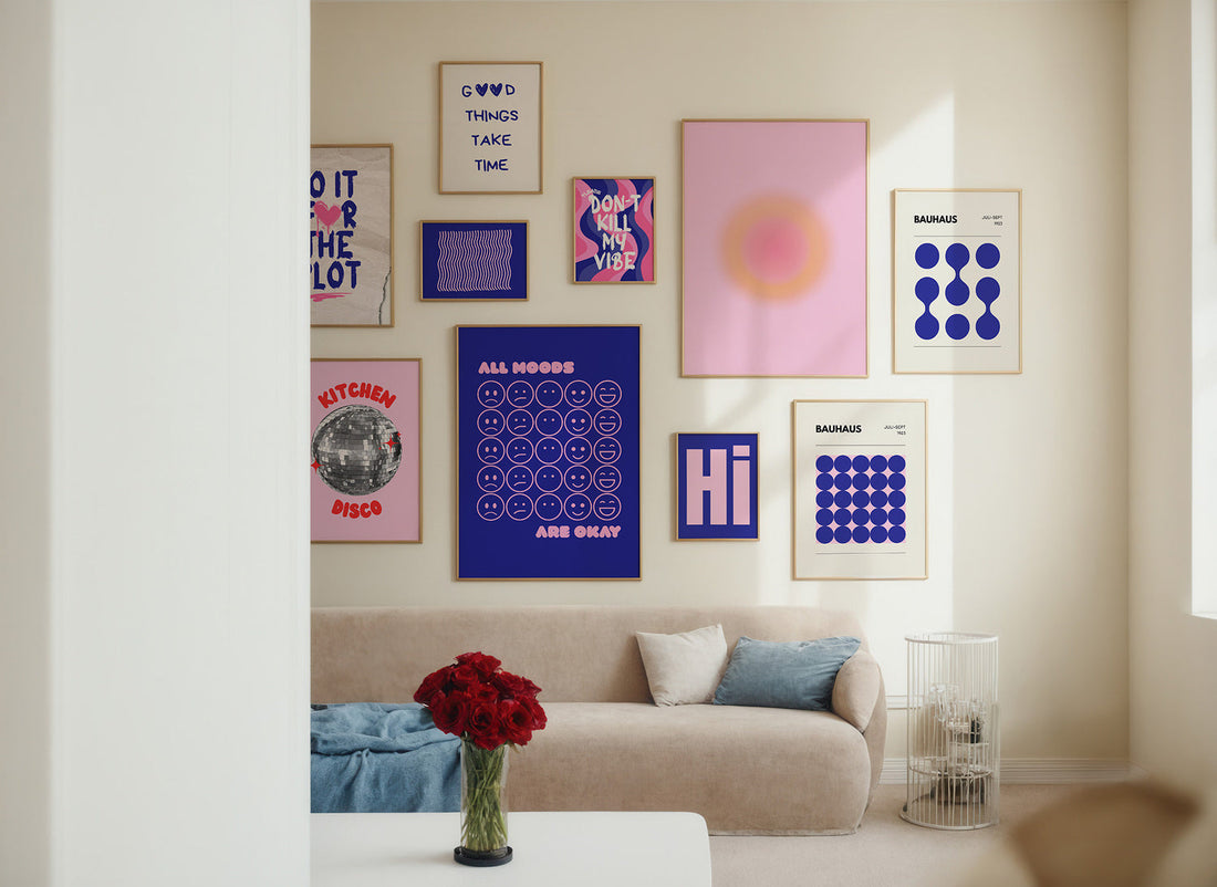 Blau rosane Bilderwand hinter einer beigen Couch
